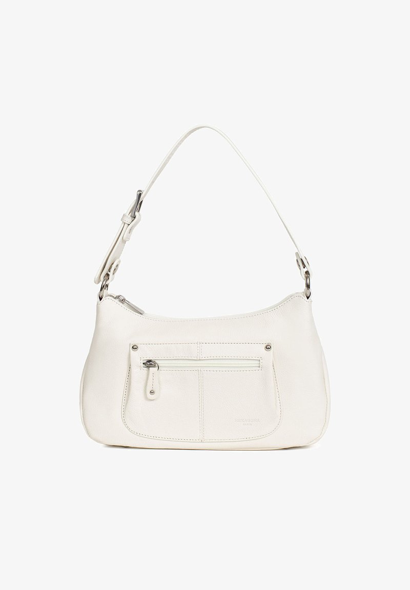 Witte leren schoudertas met een gebogen vorm, enkele verstelbare schouderband, een vak met ritssluiting aan de voorkant en subtiele stikdetails.