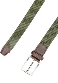 Groene geweven riem met een visgraatpatroon, bruine lederen accenten en een zilveren metalen gesp.