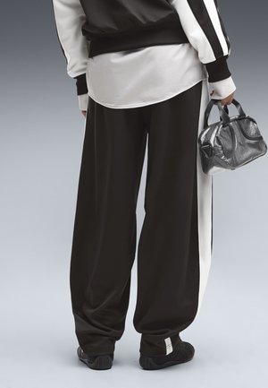 Puma, T7 RELAXED BARREL LOVE OF THE CAT TRACK PANTS - Træningsbukser - black