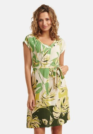 Blumenkleid in grünen und gelben Farbtönen, mit V-Ausschnitt, kurzen Ärmeln, einem Bindegürtel und einer lockeren Silhouette mit tropischen Blattmustern.