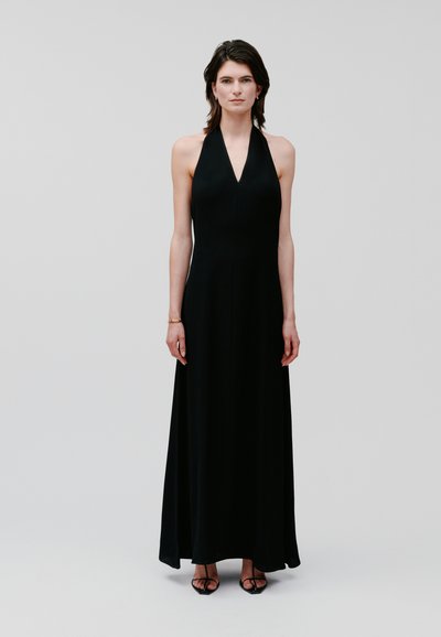 Schwarzes Maxikleid mit Neckholder aus glattem Stoff, das eine elegante Silhouette hat. Es verfügt über einen tiefen V-Ausschnitt und fällt bis zum Boden.