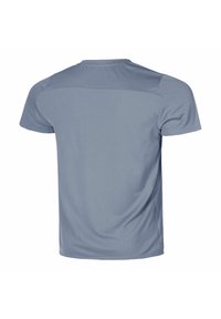 Blå kortærmet t-shirt lavet af åndbart stof med en glat tekstur, der har et enkelt design med detaljer på bagsiden af skulderpanelet.
