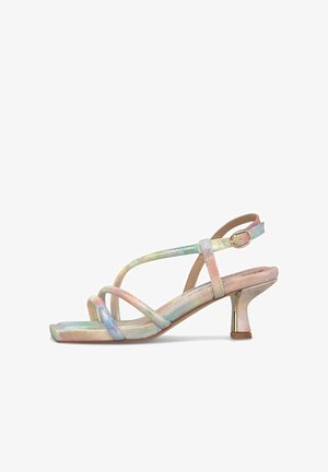 Sandale pastel à lanières avec un talon bas courbé, un bout carré et une bride de cheville ajustable avec une boucle dorée.