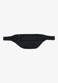 Saco de cintura em tecido preto com um design curvado e alça ajustável. Textura suave, estilo minimalista, possui um fecho lateral de fivela.