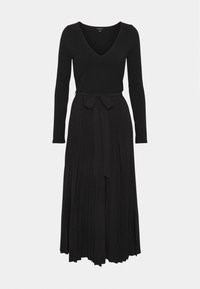 Sorte strikket kjole med lange ærmer, V-hals og en belagt talje. Skørtet har plisserede detaljer, der strækker sig til kanten.