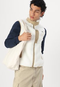 Lacoste Vestă - flour/viennese
