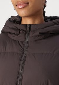 MAMALICIOUS URSA PUFFER JACKET - Cappotto invernale - chocolate torte
