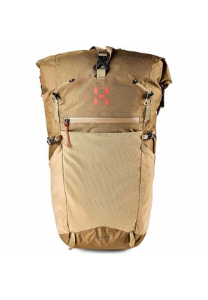 Zaino marrone a chiusura a rotolo con tasca frontale con cerniera, cinghie laterali regolabili e logo "H" rosso sulla parte superiore frontale.