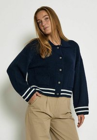 PEPPERCORN KAMILLA - Neuletakki - black iris