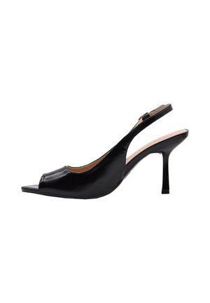Scarpa slingback in pelle nera con tacco alto, punta aperta e tacco a spillo sottile, vista laterale su sfondo bianco.