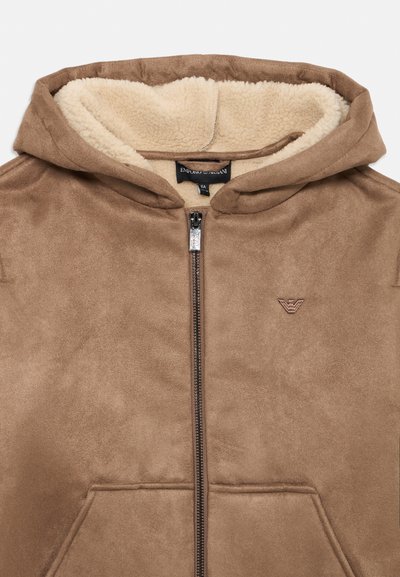 Brun faux suede zip-up hette med beige fleece-fôr, kenguru-lommer og liten brodert logo på venstre brystområde.