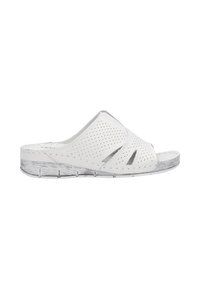 Witte instapsandalen met perforatieontwerp, voorzien van uitsnijdingen en een gestructureerde witte zool met zwarte strepen.
