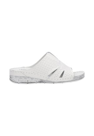 Hvide slip-on sandaler med perforeret design, der har udskårne detaljer og en tekstureret hvid sål med sorte striber.