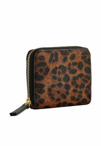 Portafoglio con stampa leopardata in una combinazione di colori beige e nero, realizzato in materiale texturizzato in pelo, con zip dorata e accenti in pelle. Design compatto.
