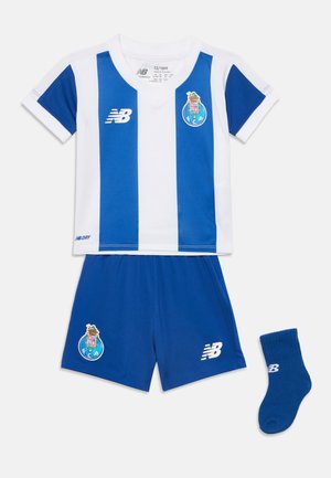 Completo da calcio per neonati del FC Porto a righe blu e bianche con loghi New Balance, include maglietta a maniche corte, pantaloncini blu e calzino blu coordinato.