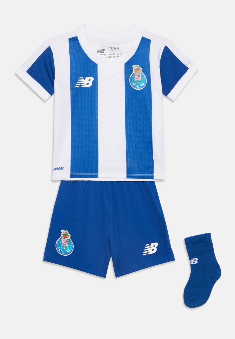 Tenue de football bébé FC Porto à rayures bleues et blanches avec logos New Balance, comprenant un maillot à manches courtes, un short bleu et une chaussette bleue assortie.