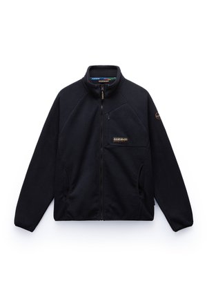 Czarna polarowa kurtka z wysokim kołnierzem, zamek z przodu, kieszeń na piersi i boczne kieszenie. Posiada naszywkę z logo na rękawie.