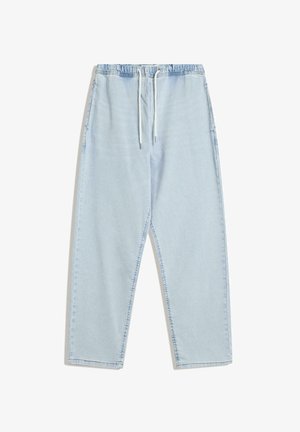 Világoskék farmer jogger nadrág, rugalmas derékrésszel, húzózsinórral és oldalsó zsebekkel. Az anyag sima textúrájú és laza illeszkedésű.