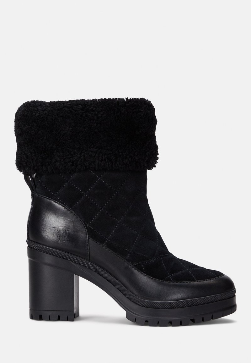 Bottes à talons noires avec une tige en suède matelassé et un revers en fausse fourrure duveteuse. La semelle est robuste avec une finition texturée pour une bonne adhérence.