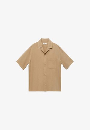Kurzarm-Hemd aus leicht braunem Stoff mit eingekerbtem Kragen, einer Brusttasche und glatter Textur.