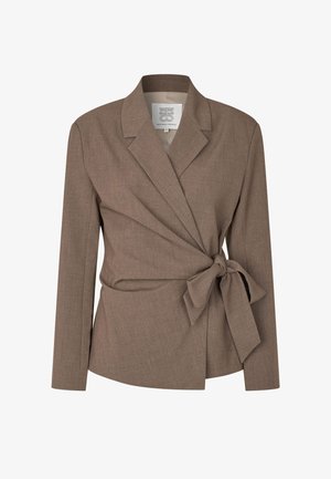 Blazer marrón a medida con mangas largas, solapas con muesca y cinturón de tela atado en la cintura.