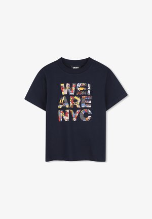 Marineblauw T-shirt met korte mouwen met meerkleurige blokletters die "WILD ART NYC" spellen en een klein wit DKNY-logo.