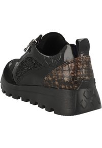 Sneaker nera con vernice lucida, pannelli testurizzati e un accento in stampa rettile sul tallone. Presenta una suola nera robusta e una cerniera.