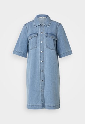 Lichtblauwe denim jurk met korte mouwen, knoopsluiting aan de voorkant, twee borstzakken en een kraag. Glad textuur, tot de knie.