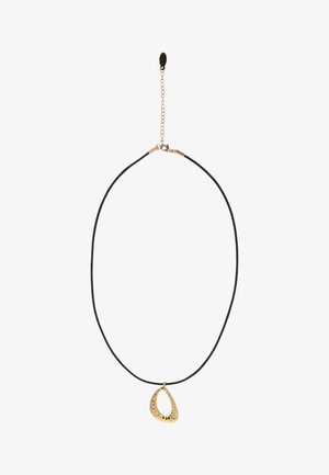 Sort snorhalskæde med justerbar guldkæde-lås og et uregelmæssigt gyldent tekstureret hult vedhæng i midten.