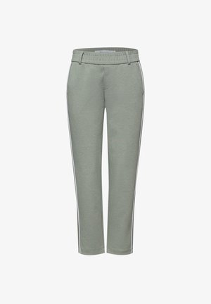 Jasnoszare szare spodnie o wąskim kroju z elastycznym paskiem w talii, szlufkami na pasek, bocznymi kieszeniami i białymi pionowymi paskami po bokach.