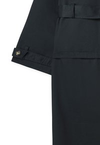 Čierny trenčkot so hladkou textúrou, štruktúrovaným dizajnom, detailmi na manžetách s gombíkom a opaskom na páse.