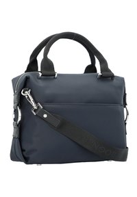 Borsa in nylon blu marina con doppio manico superiore e tracolla removibile. Presenta hardware argentato e un manico testurizzato per una presa migliore.