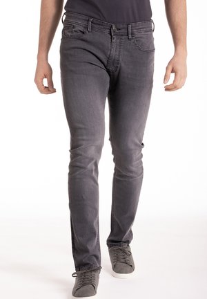 Jean en denim gris foncé, avec une coupe slim, un design classique à cinq poches, et une fermeture à boutons et à zip.