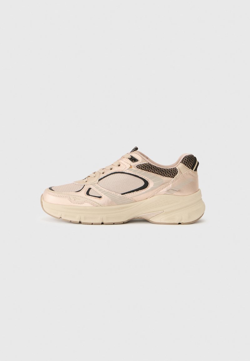 Hellrosa Sportschuh mit Netzdetails, strukturierter Oberfläche, schwarzen Akzenten und einer dicken Sohle für Unterstützung. Rundes Design mit Schnürverschluss.