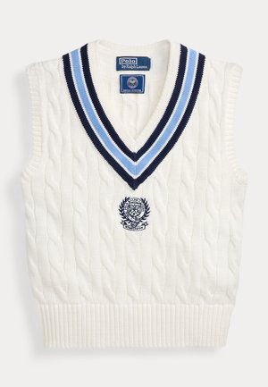 Gilet sans manches en maille torsadée blanche avec col en V rayé bleu et logo Polo Ralph Lauren Wimbledon sur la poitrine.