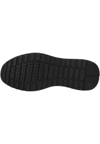 Sola in gomma nera con texture e fori di ventilazione, caratterizzata da scanalature per la presa e il logo "GEOX" impresso.