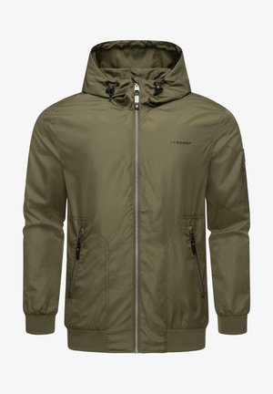 Chaqueta verde oliva con cremallera y capucha, dos bolsillos laterales, puños elásticos y una textura suave. Presenta cordones ajustables en la capucha.