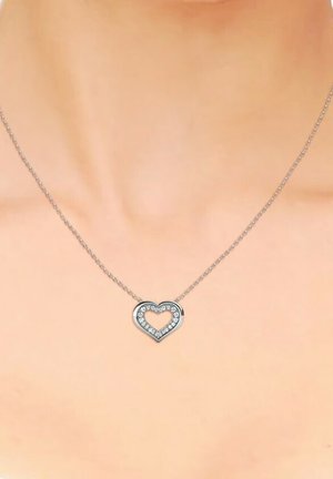 Collana d'argento con pendente a forma di cuore, caratterizzata da un centro vuoto e circondata da piccoli gemme trasparenti. La catena è delicata e finemente collegata.