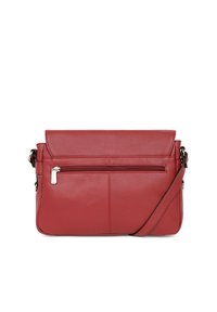 Borsa a tracolla rossa in pelle con pattina, dotata di una tasca frontale con zip e una tracolla regolabile. Texture liscia e design minimalista.