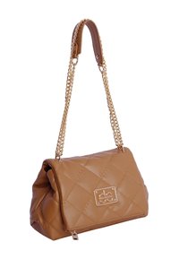 Bolso de mano acolchado de imitación cuero, con una correa de hombro de cadena y cuero, y una placa con el logo en el frente.