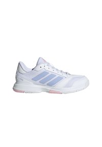 Zapatilla deportiva blanca con parte superior de malla, detalles en azul claro y logotipo de tres rayas. Presenta una suela rosa y un collar acolchado.
