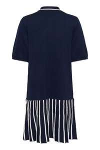 Jūrinės polo suknelė su trumpomis rankovėmis, balta apykakle ir apvadu, puikuojanti raukšlėta apačia su vertikaliomis baltymis juostelėmis. Lygus paviršius.