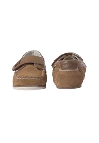 Zapatos marrones de ante tipo slip-on con punta redondeada, costuras en contraste y una tira de acento marrón brillante. Suela de goma plana para mayor tracción.