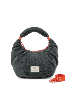 Borsa grigia con texture, dall'esterno morbido, forma arrotondata, dettagli arancioni e tracolla removibile. Include una piccola piastrina con il logo nella parte frontale.