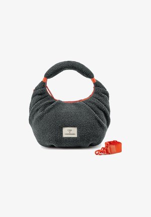 Borsa grigia con texture, dall'esterno morbido, forma arrotondata, dettagli arancioni e tracolla removibile. Include una piccola piastrina con il logo nella parte frontale.