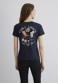 Mavi - GRAPHIC BEACH PRINTED  - Print T-shirt - phantom Thumbnail Image 1