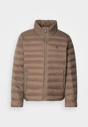 Casaco acolchoado castanho com gola alta, design de quiltado horizontal, fecho frontal com zip e bolsos laterais. Apresenta um logo no peito.
