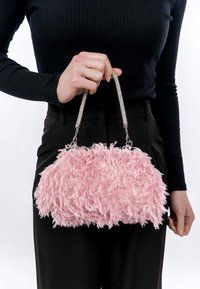 Rosa fjäderhandväska med en texturerad, fluffig ytstruktur. Den har en metallkedjestrap och en rund form.