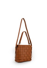 Sac à épaule en cuir tissé marron, avec une base plate, une longue sangle réglable et des poignées doubles pour des options de transport polyvalentes.