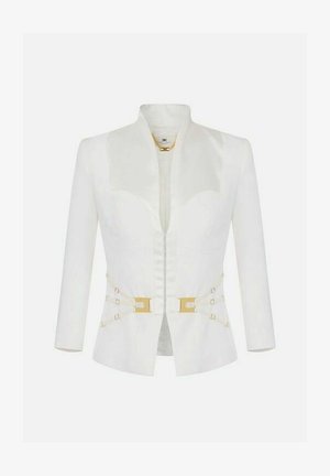 Giacca bianca sartoriale con spalle strutturate, apertura frontale, fibbie decorative dorate in vita e maniche lunghe.